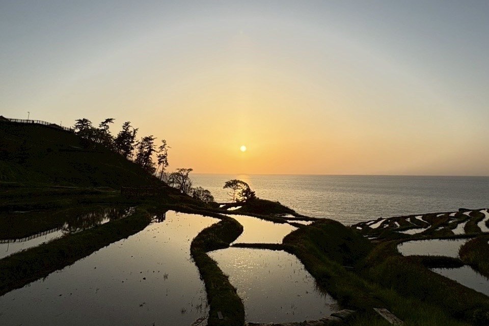 能登の夕暮れと棚田
